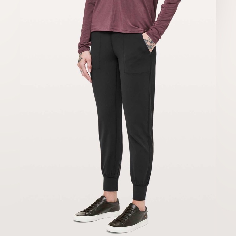 Lululemon Align Jogger *28"
Black
Size 4​​